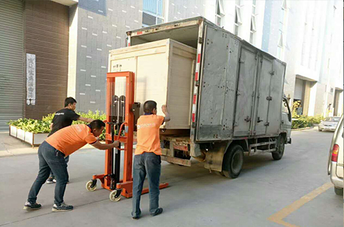 蘭州客戶SMT設(shè)備專車送貨，貨到上門安裝調(diào)試