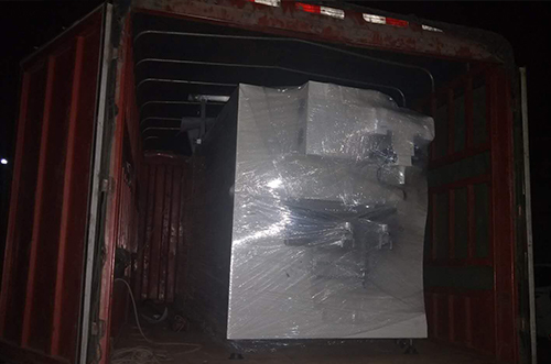 重慶客戶SMT設(shè)備專車送貨，貨到上門安裝調(diào)試