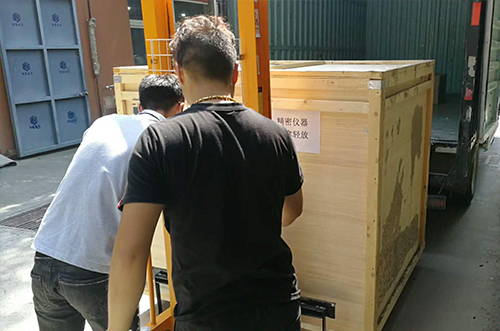 山東客戶SMT設(shè)備專車(chē)送貨，貨到上門(mén)安裝調(diào)試