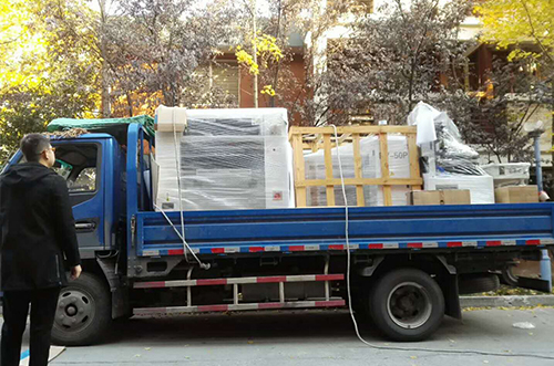 丹陽客戶SMT設(shè)備專車送貨，貨到上門安裝調(diào)試