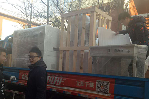 上海客戶SMT設(shè)備專車送貨，貨到上門安裝調(diào)試