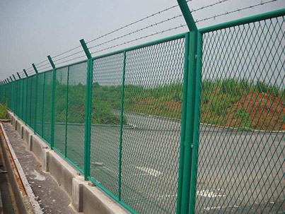 如何選擇公路護(hù)欄網(wǎng)？ 